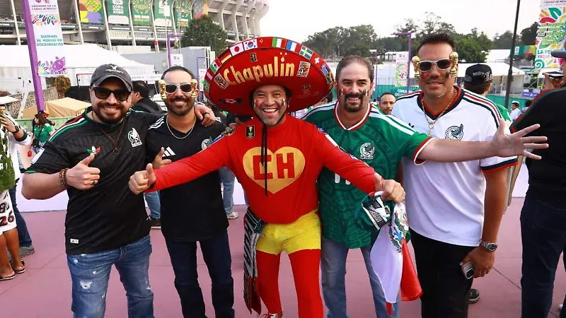 Chapulín colorado junto a aficionados 